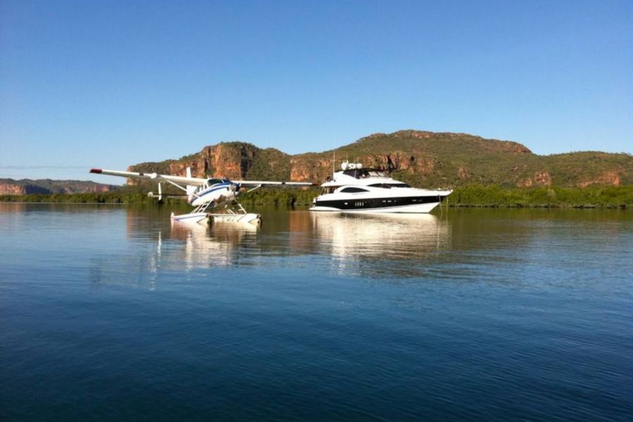 Cessna 208 on the lake